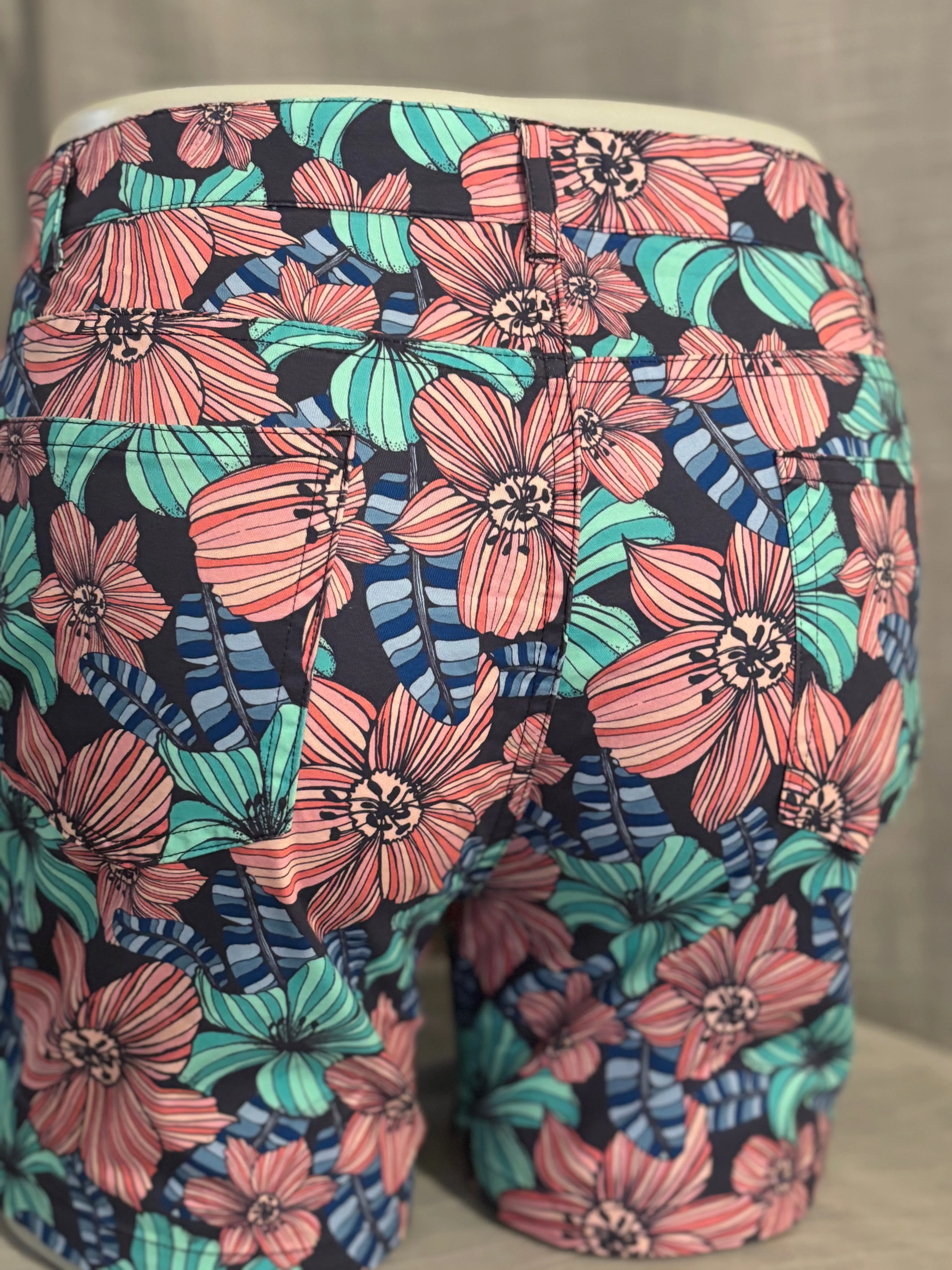 Palm Springs Beachy Floral Stretch Short: Navy